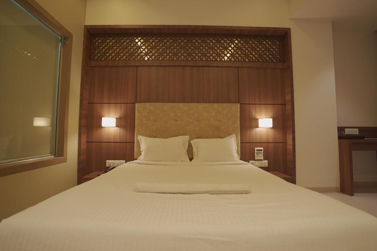 Hotel Mathoshree ธาเน ภายนอก รูปภาพ