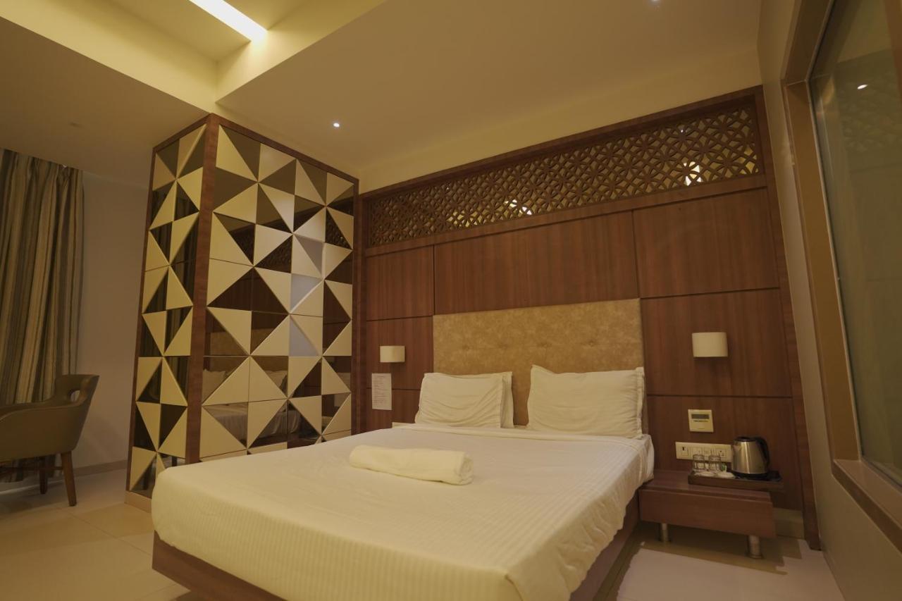 Hotel Mathoshree ธาเน ภายนอก รูปภาพ