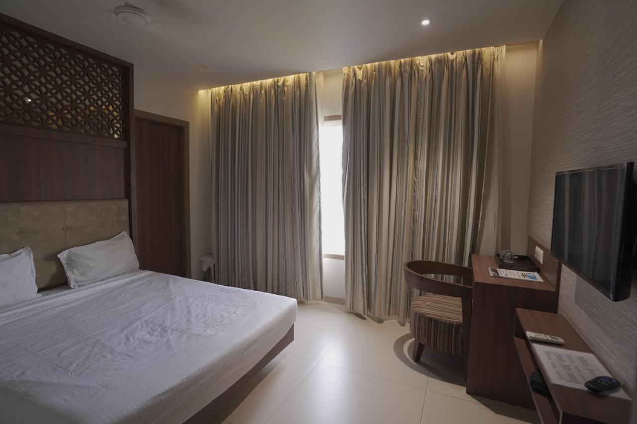 Hotel Mathoshree ธาเน ภายนอก รูปภาพ