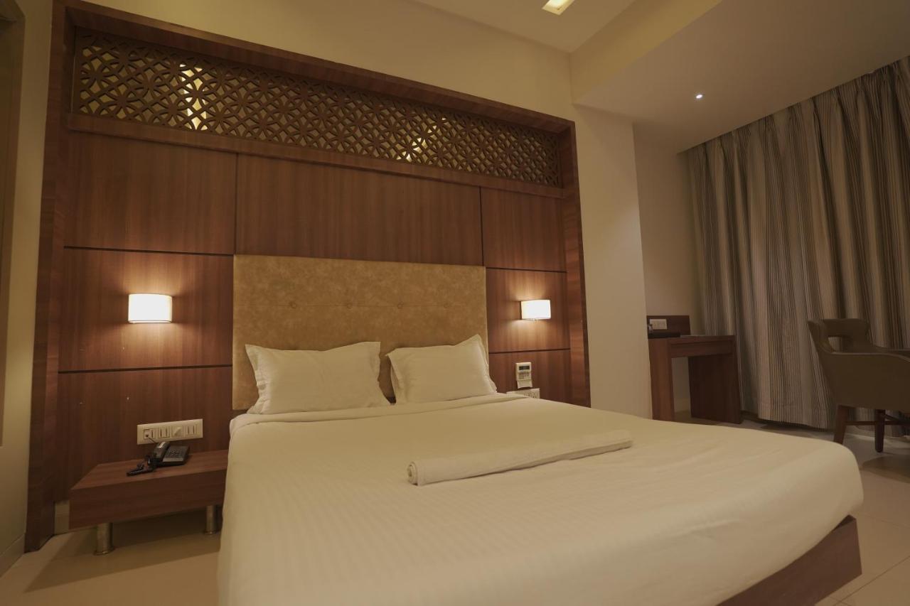 Hotel Mathoshree ธาเน ภายนอก รูปภาพ