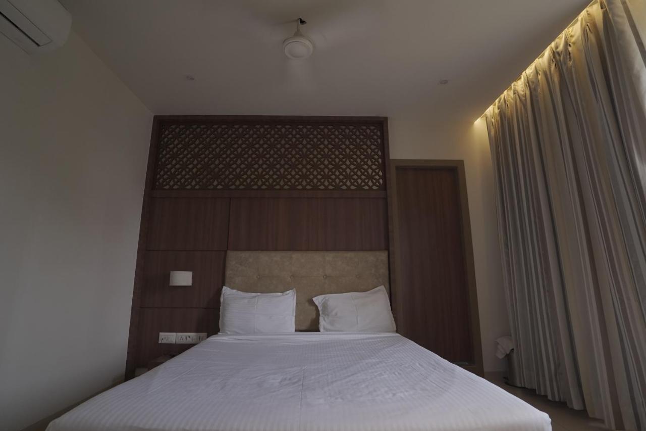 Hotel Mathoshree ธาเน ภายนอก รูปภาพ