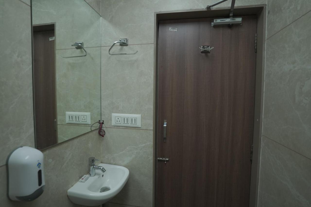 Hotel Mathoshree ธาเน ภายนอก รูปภาพ